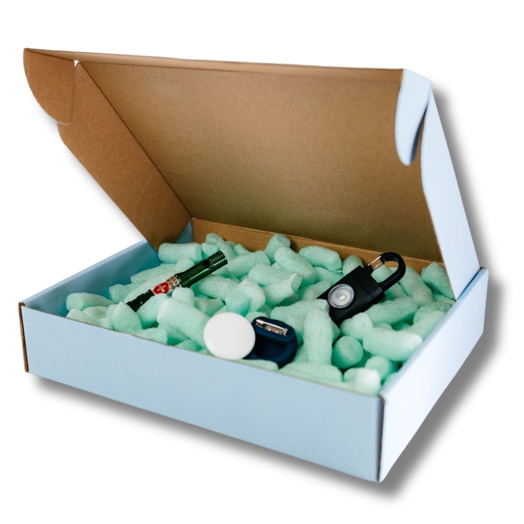 WAŻNE – Kolory
➡️ Kolory alarmu osobistego oraz etui na lokalizator są dobierane losowo.
Nie ma możliwości wyboru konkretnego koloru ani wzoru.
Produkty wysyłamy zgodnie z dostępnością magazynową.
Dlaczego ten zestaw jest ważny?
✔ pomaga wezwać pomoc w sytuacji zagrożenia, zasłabnięcia lub dezorientacji
✔ zwiększa poczucie bezpieczeństwa bliskich — szczególnie seniorów mieszkających samodzielnie
✔ idealny na spacer, do komunikacji miejskiej, na zakupy, do sanatorium, w podróż
✔ lekki, prosty w obsłudze i dyskretny
Zestaw nie zastępuje opieki ani czujności, ale może realnie pomóc w sytuacji nagłej, kiedy liczą się sekundy i możliwość przyciągnięcia uwagi innych.
Polecam jako Bezpieczna Kobieta
Produkty zostały dobrane z myślą o bezpieczeństwie osób starszych – są praktyczne, łatwe w użyciu, a ich skuteczność została przetestowana w codziennych warunkach.