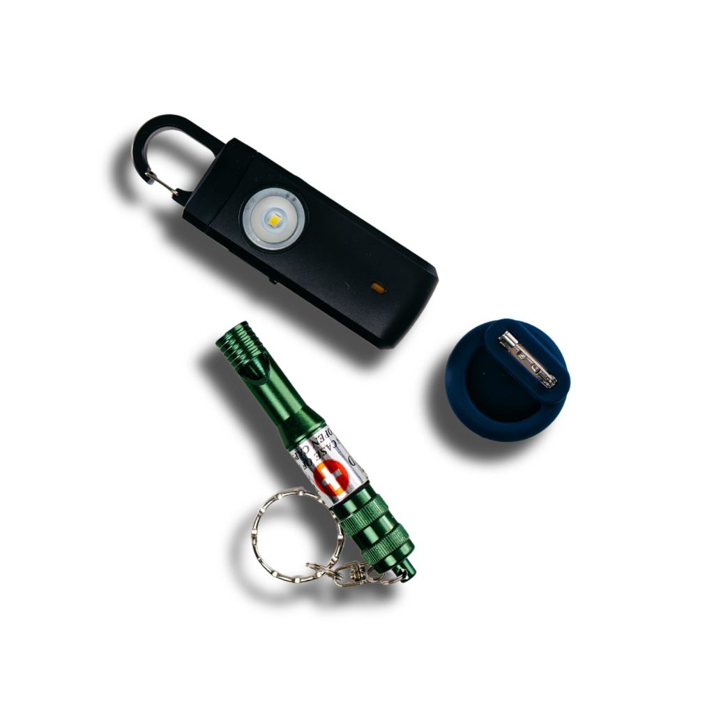 WAŻNE – Kolory
➡️ Kolory alarmu osobistego oraz etui na lokalizator są dobierane losowo.
Nie ma możliwości wyboru konkretnego koloru ani wzoru.
Produkty wysyłamy zgodnie z dostępnością magazynową.
Dlaczego ten zestaw jest ważny?
✔ pomaga wezwać pomoc w sytuacji zagrożenia, zasłabnięcia lub dezorientacji
✔ zwiększa poczucie bezpieczeństwa bliskich — szczególnie seniorów mieszkających samodzielnie
✔ idealny na spacer, do komunikacji miejskiej, na zakupy, do sanatorium, w podróż
✔ lekki, prosty w obsłudze i dyskretny
Zestaw nie zastępuje opieki ani czujności, ale może realnie pomóc w sytuacji nagłej, kiedy liczą się sekundy i możliwość przyciągnięcia uwagi innych.
Polecam jako Bezpieczna Kobieta
Produkty zostały dobrane z myślą o bezpieczeństwie osób starszych – są praktyczne, łatwe w użyciu, a ich skuteczność została przetestowana w codziennych warunkach.